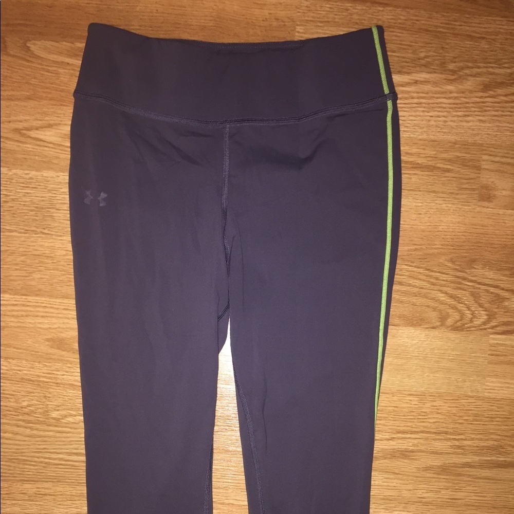 Under Armor cropped athletic pants green and gray size small